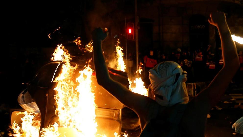 Demonstrators crowd around a makeshift bonfire during a protest after a verdict in a trial over a banned independence referendum in Barcelona, Spain, October 17, 2019 ©  Reuters / Jon Nazca