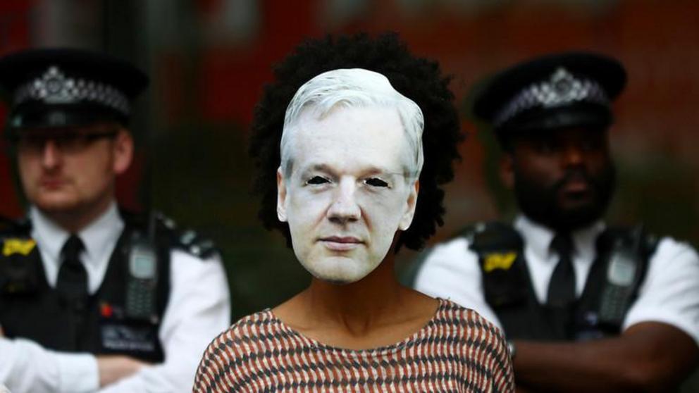 Punishing Assange sends ‘we will get you’ warning to other journalists - Roger Waters  5db2eba32030275b147da10a-1572041999936