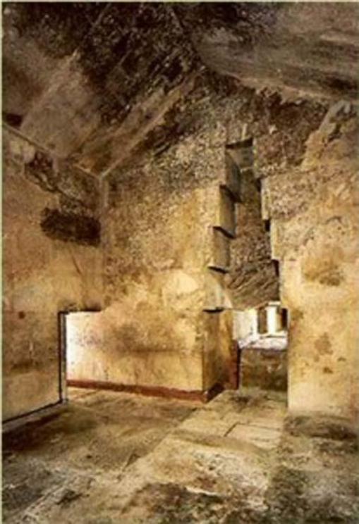 The Queen’s or Tefnut’s chamber with the famous niche.