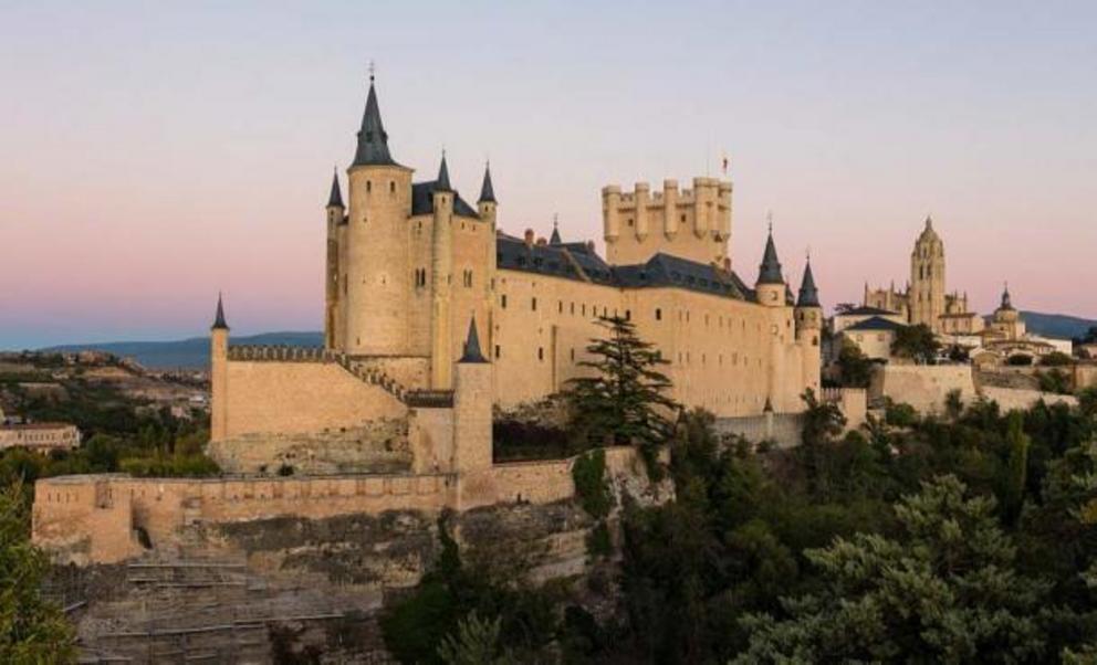 The Aqueduct of Segovia overlooks the castle of Alcázar.