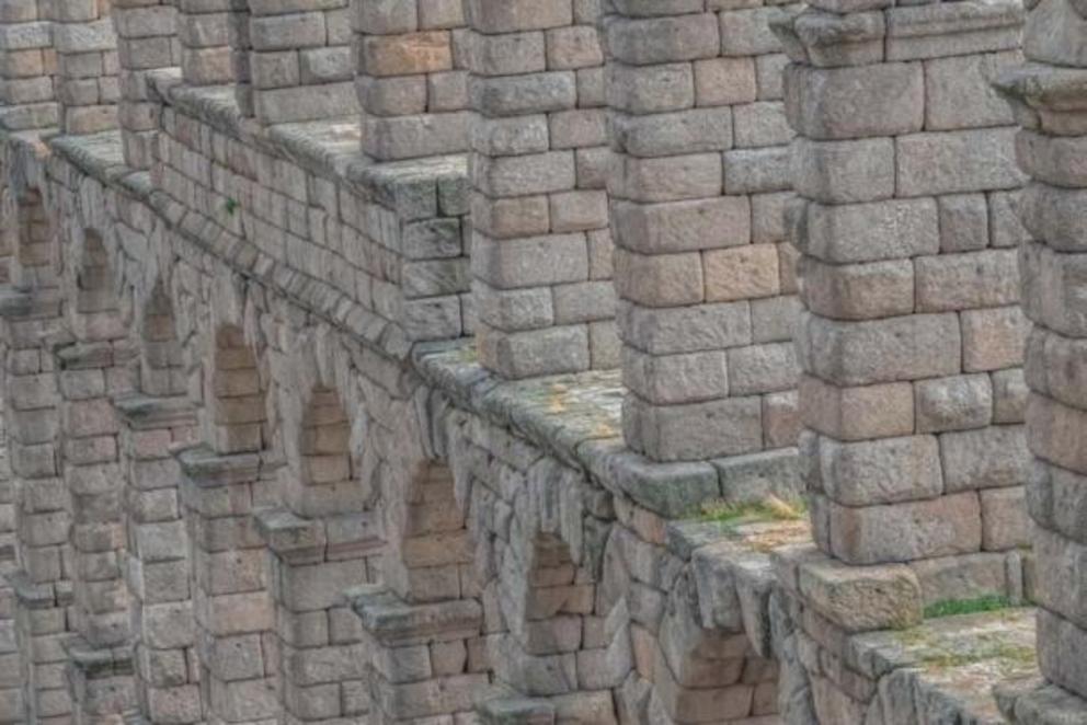 The ashlars of the Segovia aqueduct were made from local granite stone.