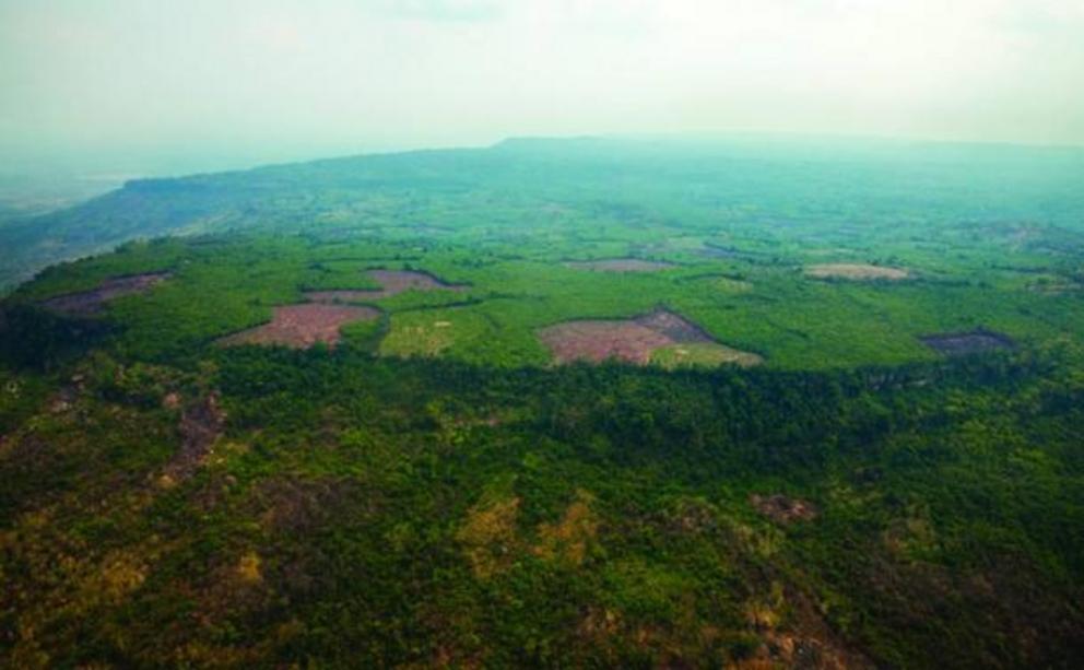 An oblique aerial view of the Phnom Kulen plateau and Mahendraparvata.