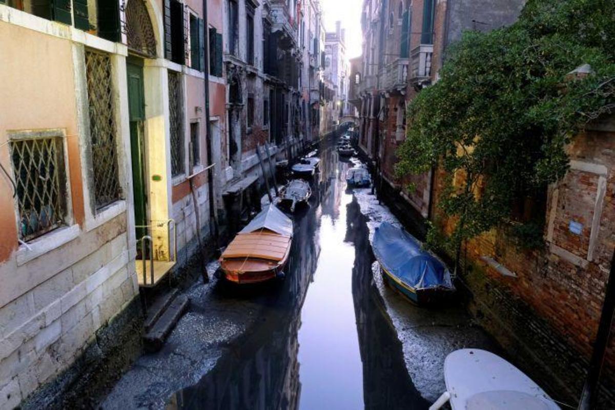 low-tide-leaves-venice-s-canals-dry-just-months-after-severe-floods-nexus-newsfeed