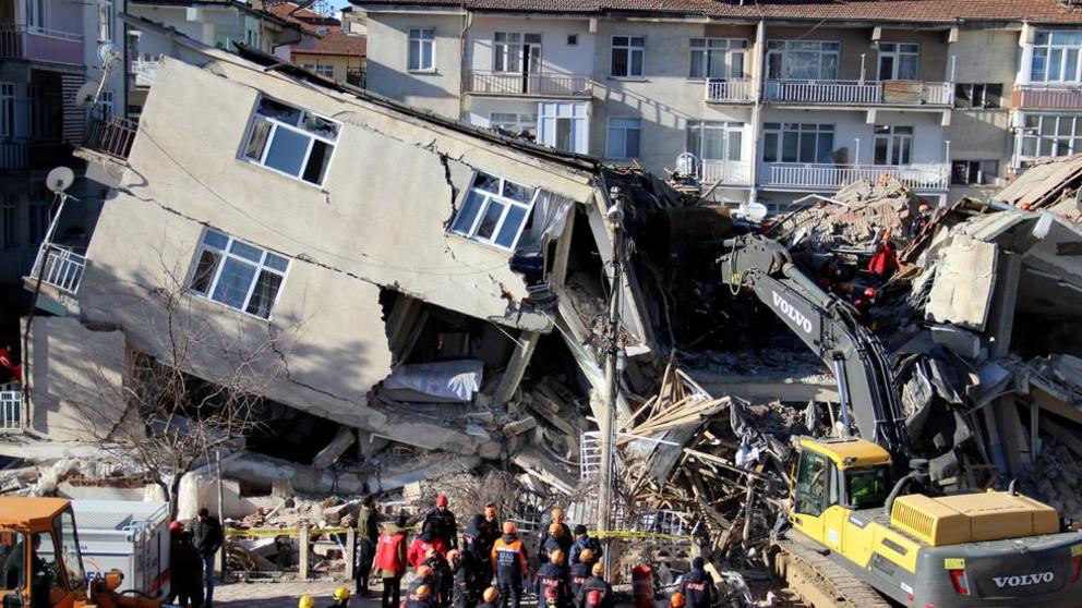 Rescuers work on collapsed buildings after an earthquake in Elazig, Turkey, January 25, 2020. © Reuters / Ismail Coskun 