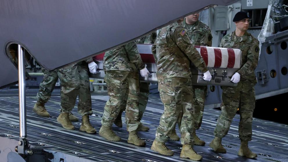 An honor guard carries the transfer case holding the remains of US Army soldiers killed in eastern Afghanistan, Dover Air Force Base, Delaware, February 10, 2020. ©  REUTERS/Jonathan Ernst