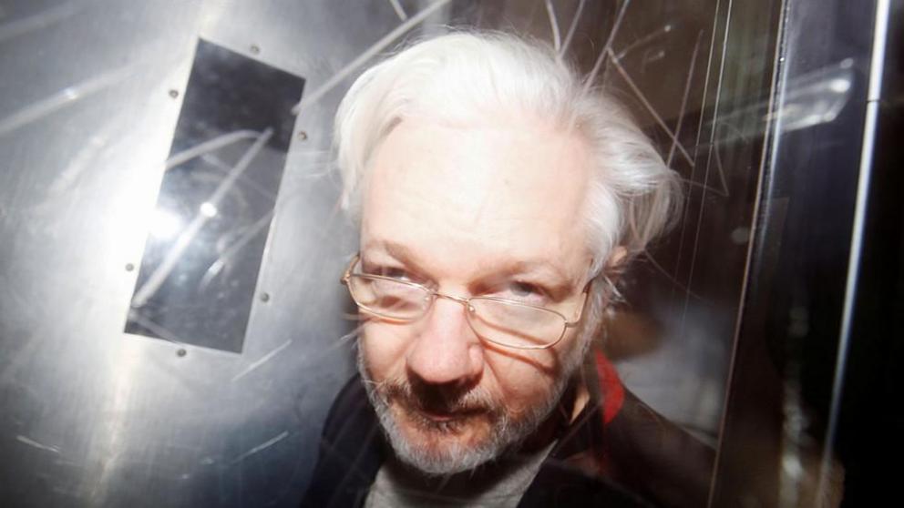 Julian Assange leaves Westminster Magistrates Court in London © Reuters / Henry Nicholls