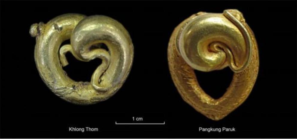 Comparison between gold ear pendants from Khlong Thom (another excavation site on Thai-Malay Peninsula) and Pangkung Paruk.