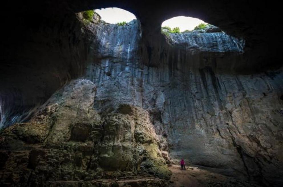 'The Eyes' in der Prohodna-Höhle mit Resten von Regenwasser, das die Wände hinunter tropft.