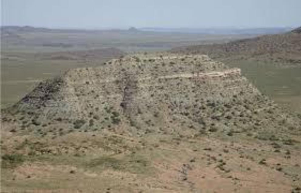 Researchers dated ash deposits from this hill, called a koppie in South Africa. The lower part of koppie Loskop exposes strata from before the end-Permian extinction (Palingkloof Member of the Balfour Formation), while the upper part contains layers depos