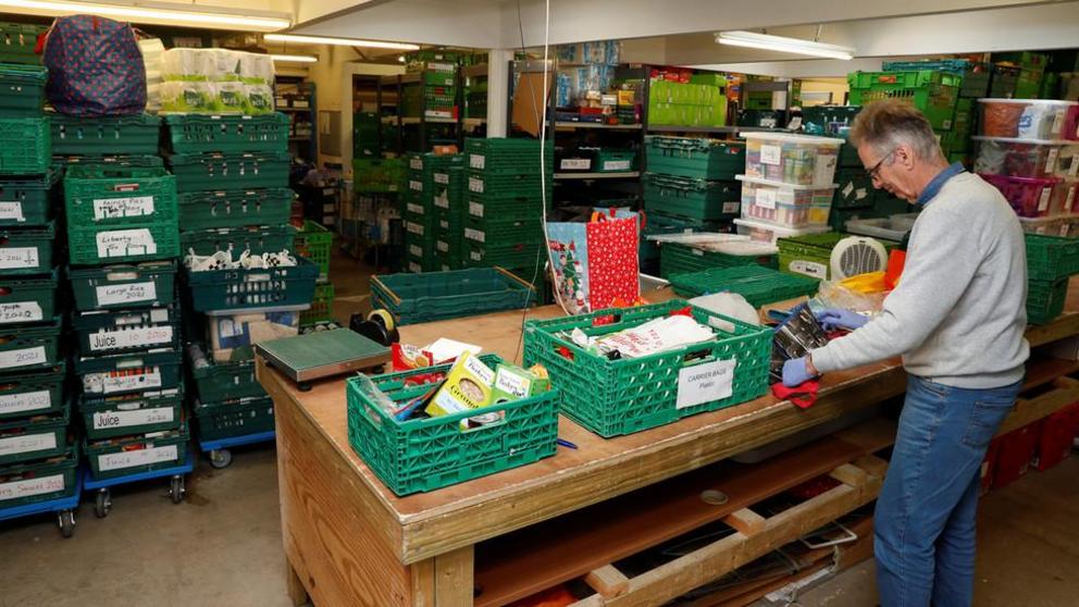 A man works at The DENS charity food bank in Hemel Hempstead, Britain © REUTERS/Paul Childs 