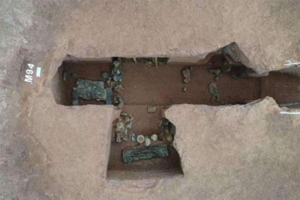 Aerial view of the M94 cliff tomb, including skeletons and grave goods.