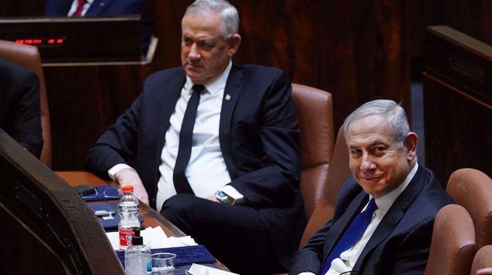 Israeli prime minister Benjamin Netanyahu (R) and his political rival Benny Gantz attend a swearing-in ceremony of the new administration in occupied Jerusalem al-Quds, May 17, 2020. (Photo by AFP)