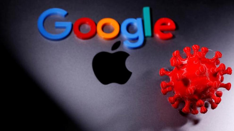 FILE PHOTO: A 3D printed coronavirus model and Google logo are placed near an Apple Macbook Pro © Reuters / Dado Ruvic 