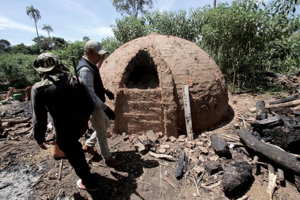 Trees that are not sold end up in the clandestine charcoal ovens in Morombí Reserve. According to the public prosecutor, the charcoal is often smuggled into Brazil.