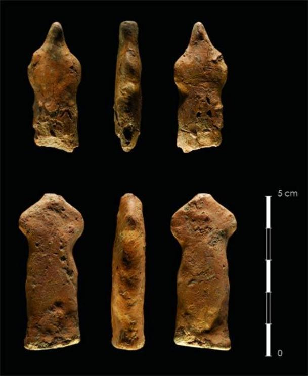 Two clay human figurines found at the bottom of a 1.6-meter-deep pit located in J 105/110 at Kharaysin.