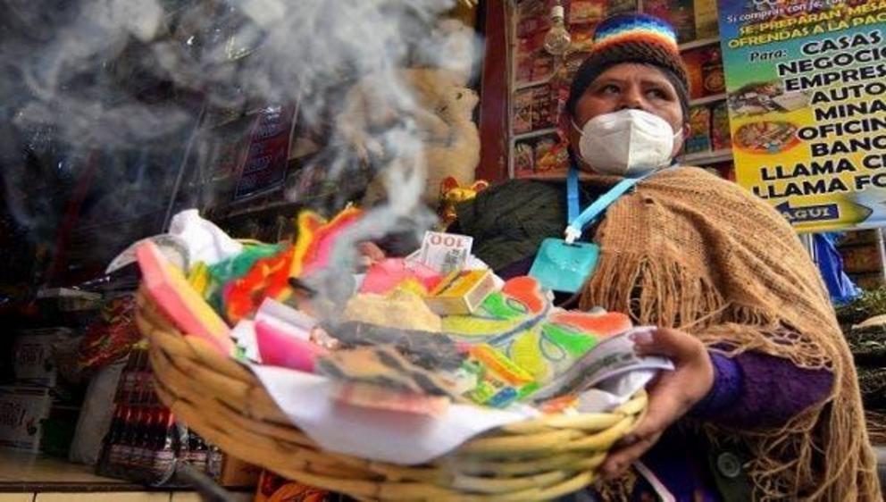 A woman holds an offering to Mother Earth (Pachamama) to ask for good health. La Paz, Bolivia. August 4, 2020. | Photo: EFE