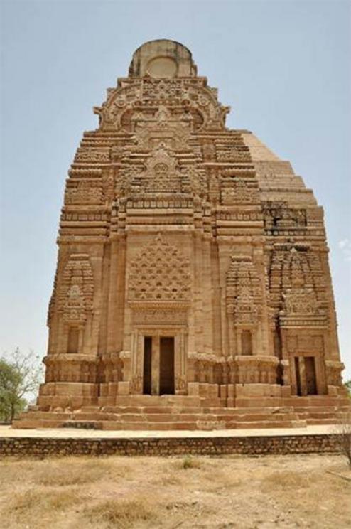 Teli ka Mandir is a Hindu Temple built by Mihira Bhoja.