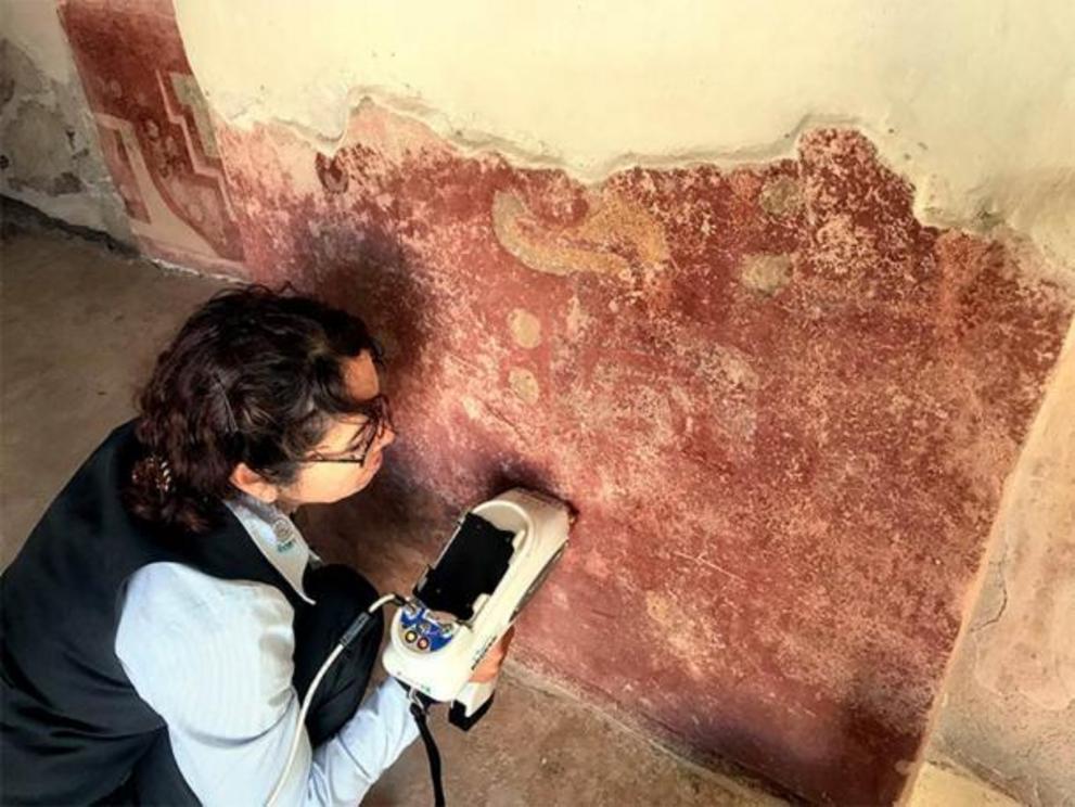 In this image a researcher is analyzing the stucco of a wall in the Quetzalpapálotl complex which resulted in the identification of plaster, a material that had also never been identified before in Mesoamerica.