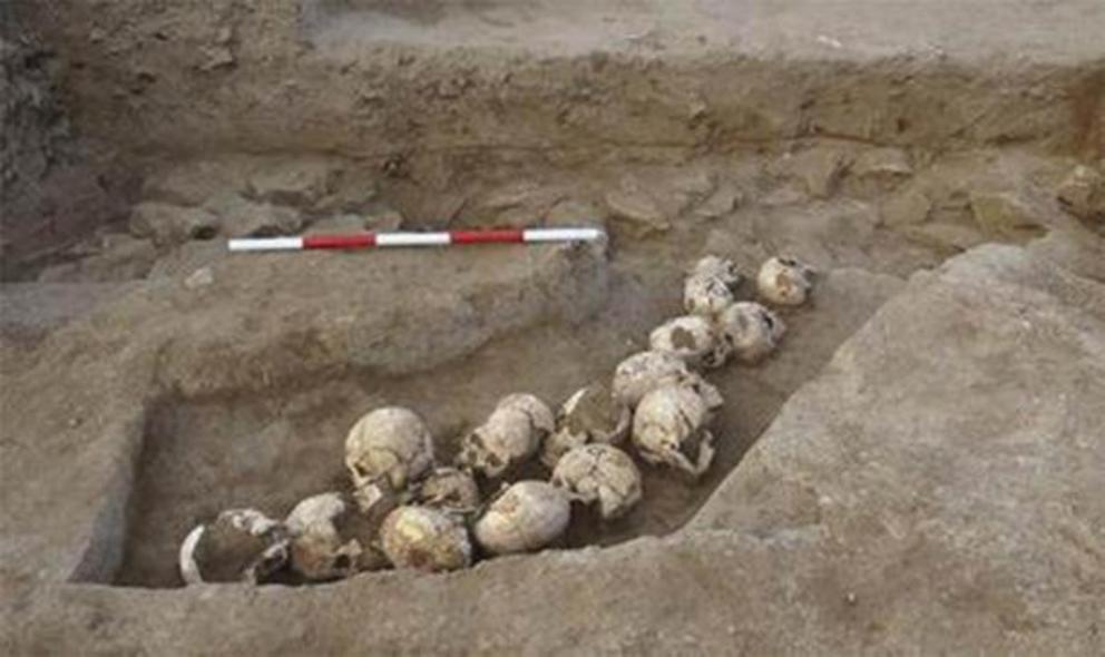 A pit of skulls unearthed at Shimao.