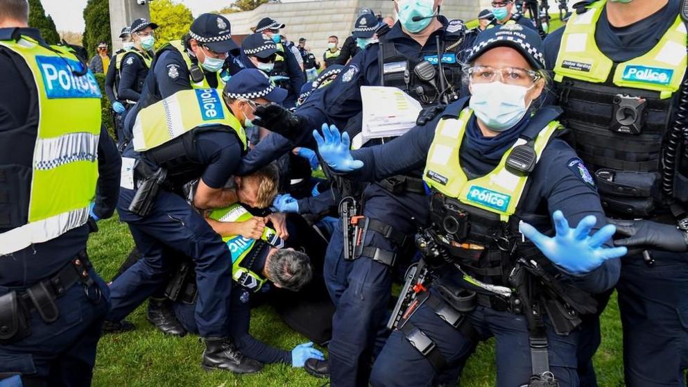 Police tackle anti-lockdown protesters in Melbourne, Australia, on September 5, 2020 ©  William WEST / AFP