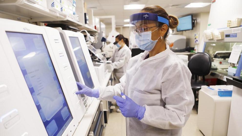 FILE PHOTO: Adriana Cardenas, a medical technologist processes test samples for the coronavirus at the AdventHealth Tampa labs on June 25, 2020 in Tampa, Florida. © Getty Images / Octavio Jones