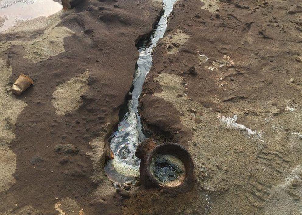 An oil spill from a pipe in lot VI. Image by residents of Lobitos.