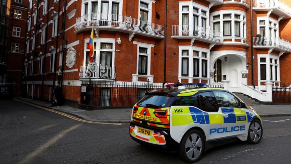 FILE PHOTO. A police car drives past the Ecuadorian embassy in London, Britain. © Reuters / Peter Nicholls