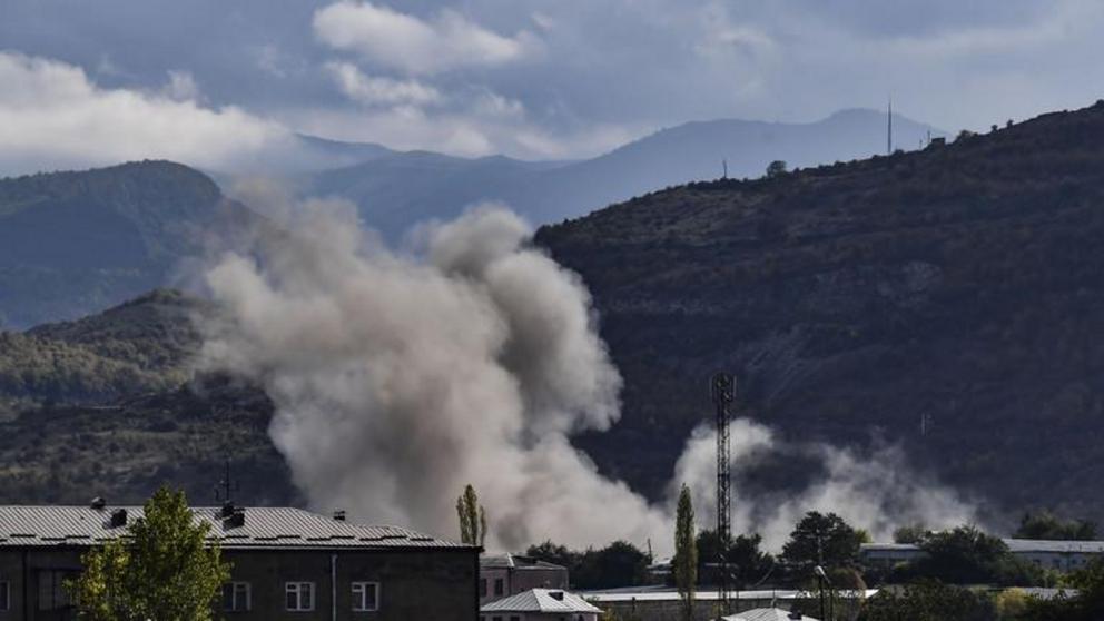 Smoke rises after shelling in the city of Stepanakert on October 9, 2020 © AFP / ARIS MESSINIS
