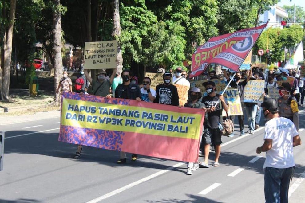 Demonstrators march on Sept. 12 in protest at the 2020-2040 coastal zoning plan passed by Bali’s provincial council the previous month.