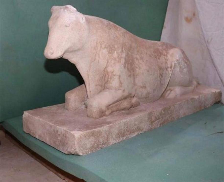 A statue of an Apis calf, a sacred bull, which was worshipped in Memphis, was found in the Egyptian pharaonic tomb.