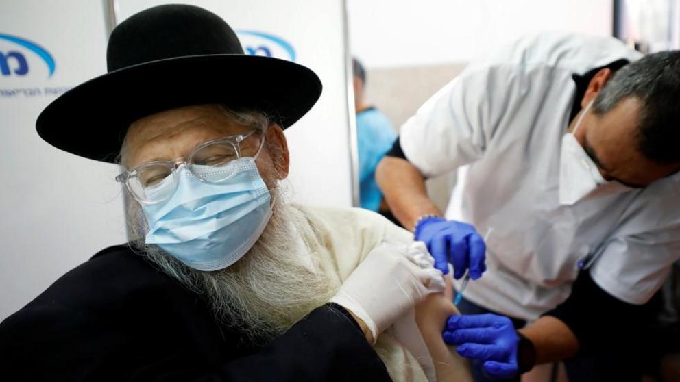 An ultra-Orthodox Jewish man receives a vaccination against the coronavirus disease in Ashdod, Israel. © Reuters / Amir Cohen 