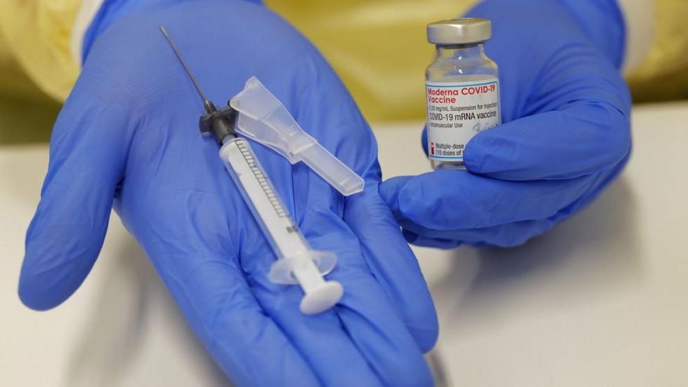 A medical worker prepares the Moderna COVID-19 vaccine ©  REUTERS/Kai Pfaffenbach