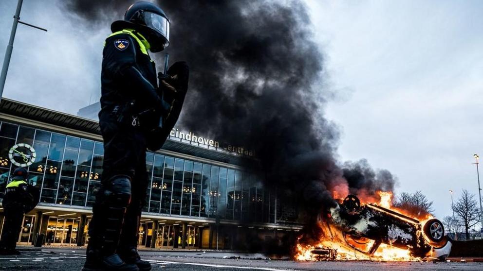 A car has been set on fire in front of the train station in Eindhoven, January 24, 2021 ©  Rob Engelaar / ANP / AFP