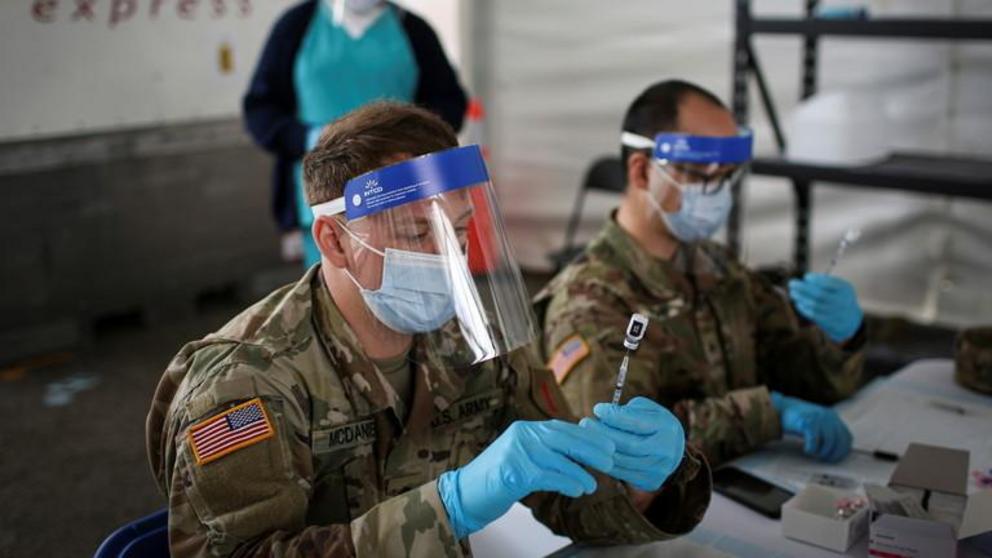 A US Army soldier prepares Covid-19 vaccines to inoculate people in Miami, Florida ©  REUTERS/Marco Bello