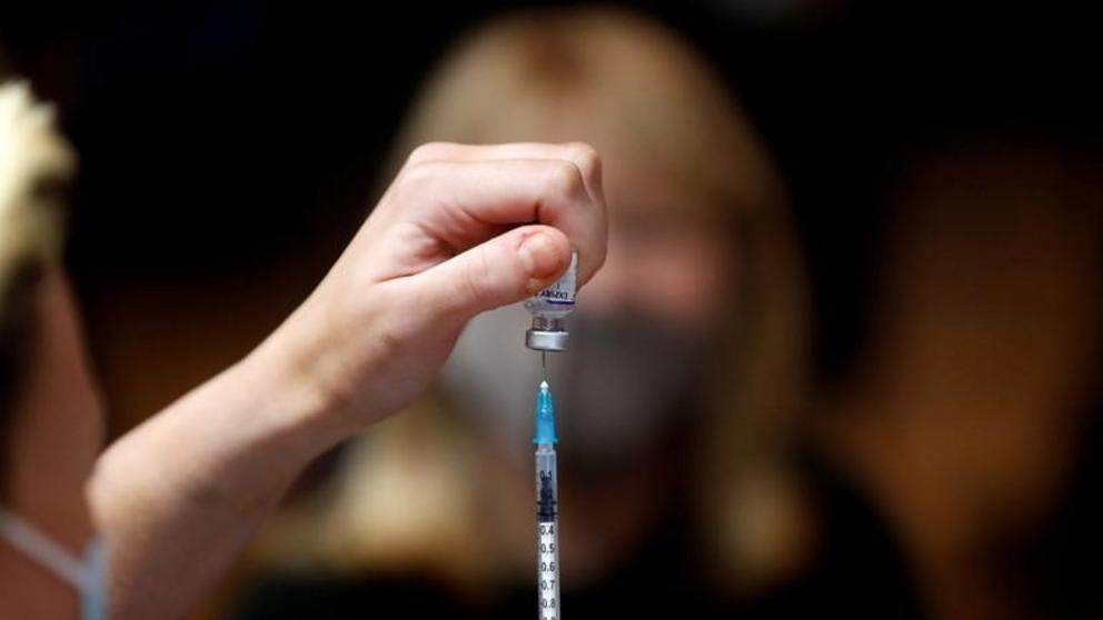 A nurse prepares a vaccination at Britain's Hartlepool Town Hall Theatre vaccination centre. © Reuters / Lee Smith