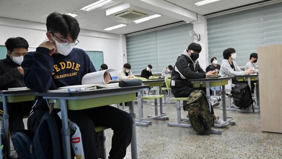 Students take a university entrance exam in Seoul, South Korea, November 2021. © Jung Yeon-je/Reuters