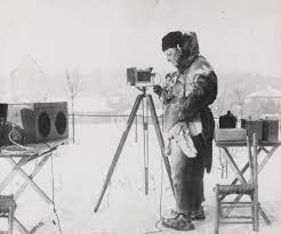 Carl Størmer observing the northern lights.