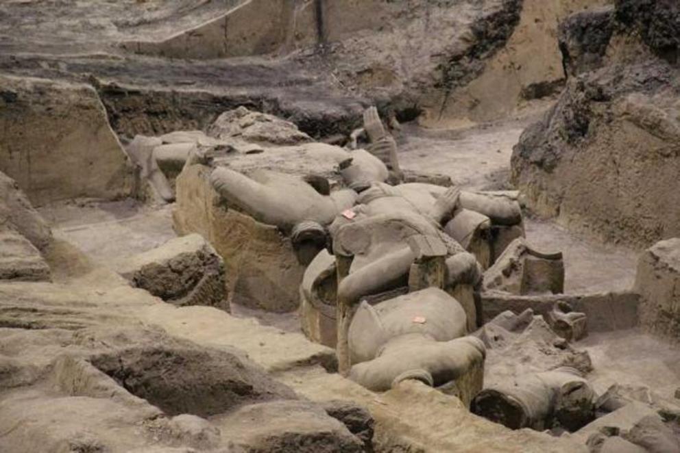 The excavations and restoration of the Terracotta Army has been a challenge. Originally painted, the sculptures lost their color when exposed to the atmosphere. This kind of damage is the reason for why China has as yet not excavated the first emperor’s t