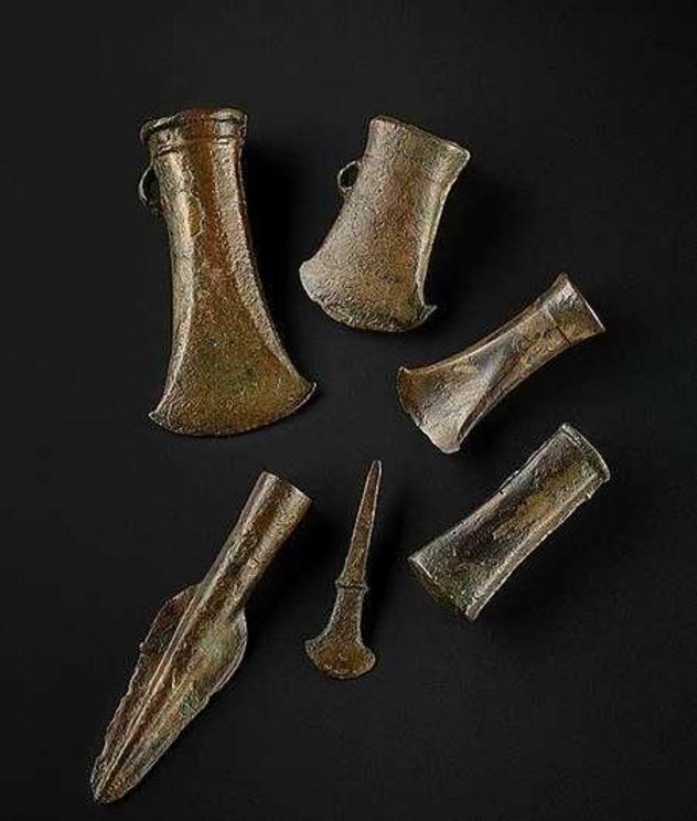 This image is of bronze age tools from the National Museums of Scotland, which could give readers a sense of the material culture associated with people who lived at the time of the migration.
