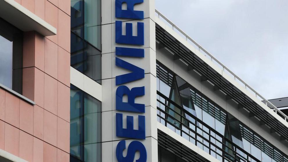 FILE PHOTO: The logo of the pharmaceutical giant Servier Laboratoires in Suresnes, outside Paris. ©  AP Photo / Michel Euler