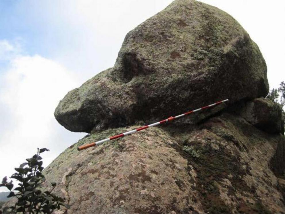 Side view of the dog´s head rock. Note carved eye and canine (zoomorphic) profile