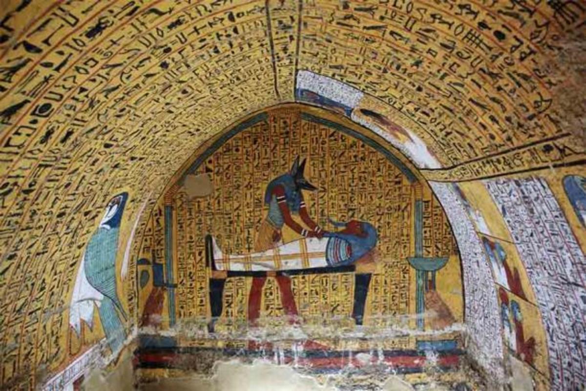 ancient-egyptian-painter-left-behind-his-palette-and-the-paint-has