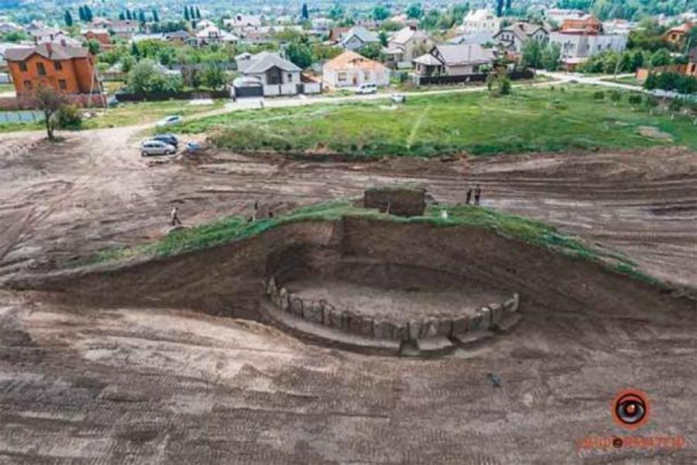 A unique Ukrainian burial mound found during roadwork in the village of Novooleksandrivka.