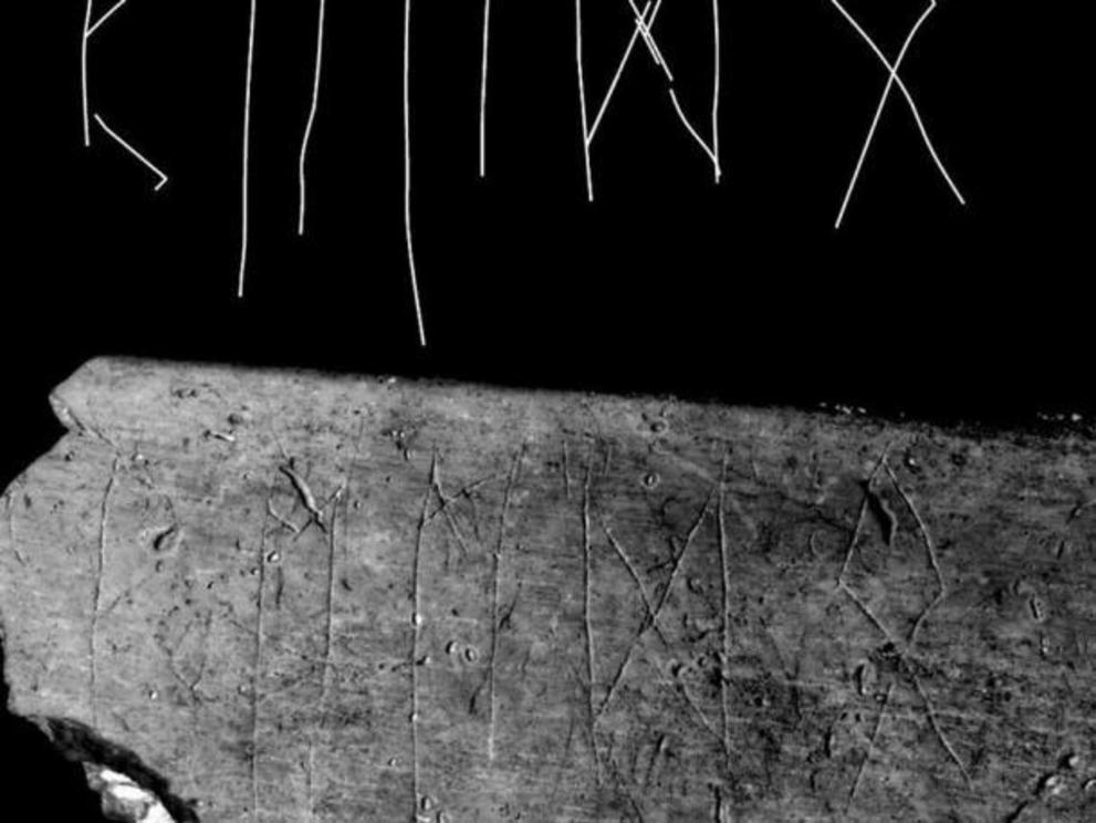 A closeup of the cow rib bone showing the runic letters on it.