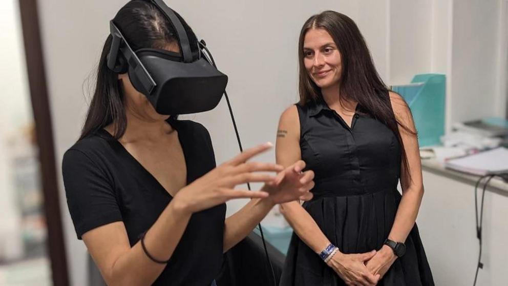 All in the Mind presenter Sana Qadar undergoes a simulated VR therapy session(  ABC Radio National: James Bullen