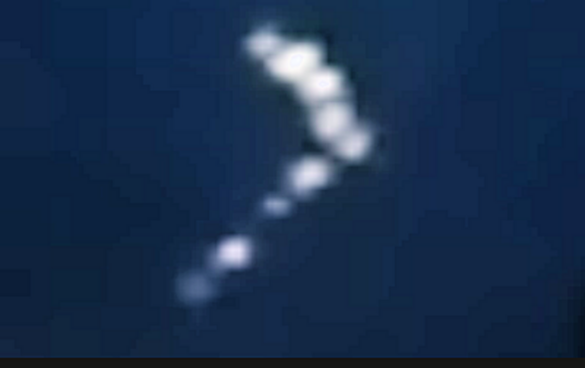 V-shaped formation of lights videotaped over Chicago, ILL, 2015 - Nexus ...