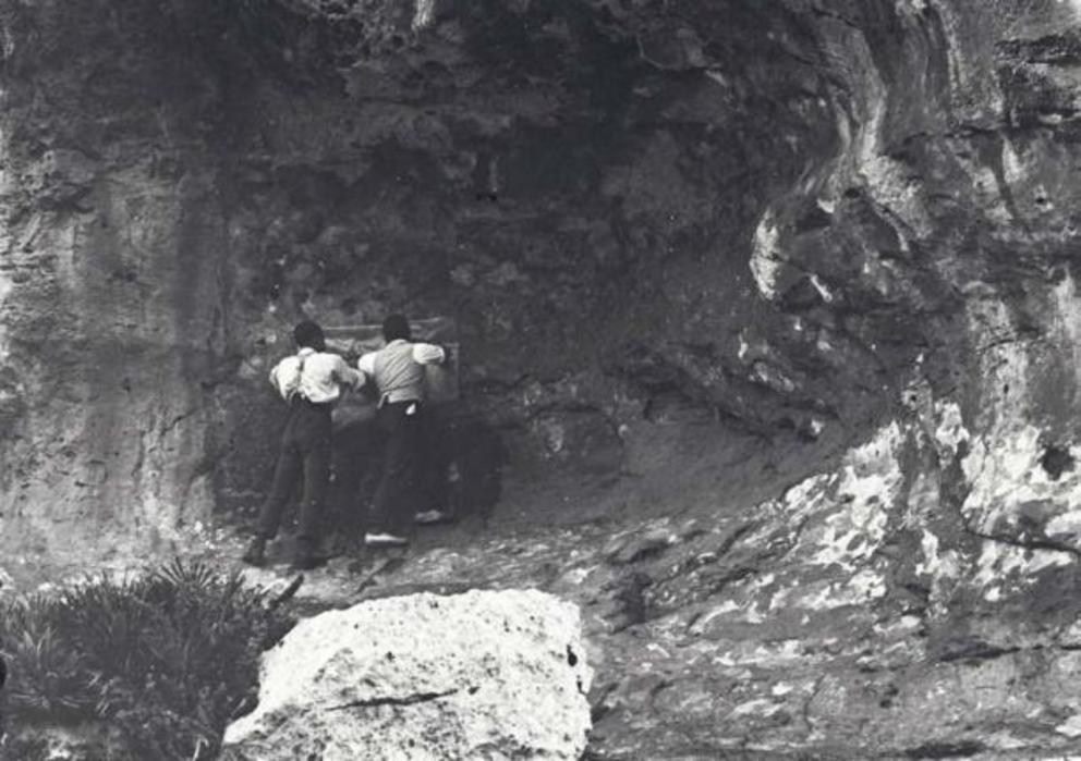 Francisco Benítez and Jaime Poch tracing a cave painting in Cuevas de la Araña in 1920.