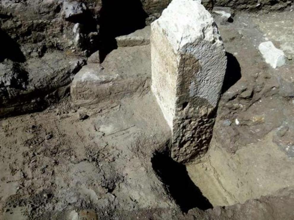 How the pomerial Roman boundary stone was first found in the ground.