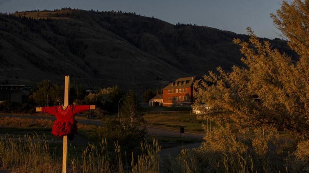 Staked red dresses are seen along the highway near the former Kamloops Indian Residential School w in Kamloops, British Columbia, Canada, on June 3, 2021. © Cole BURSTON / AFP