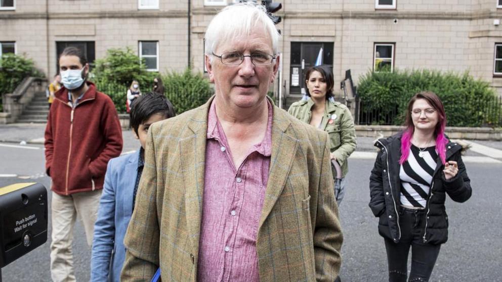 Britain's former ambassador to Uzbekistan, Craig Murray arrives at St Leonard's Police Station in Edinburgh on August 1, 2021. © AFP / Andy Buchanan